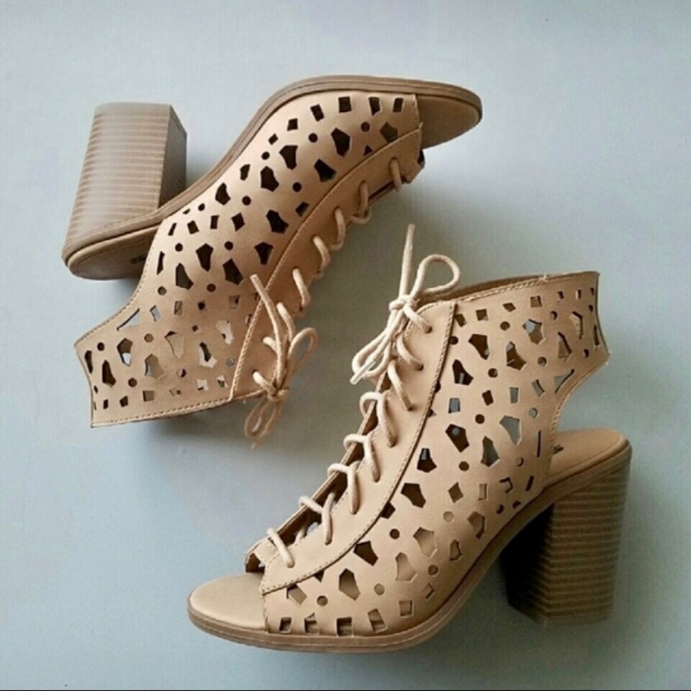 CREAM TAN LACE UP BOOTIES
